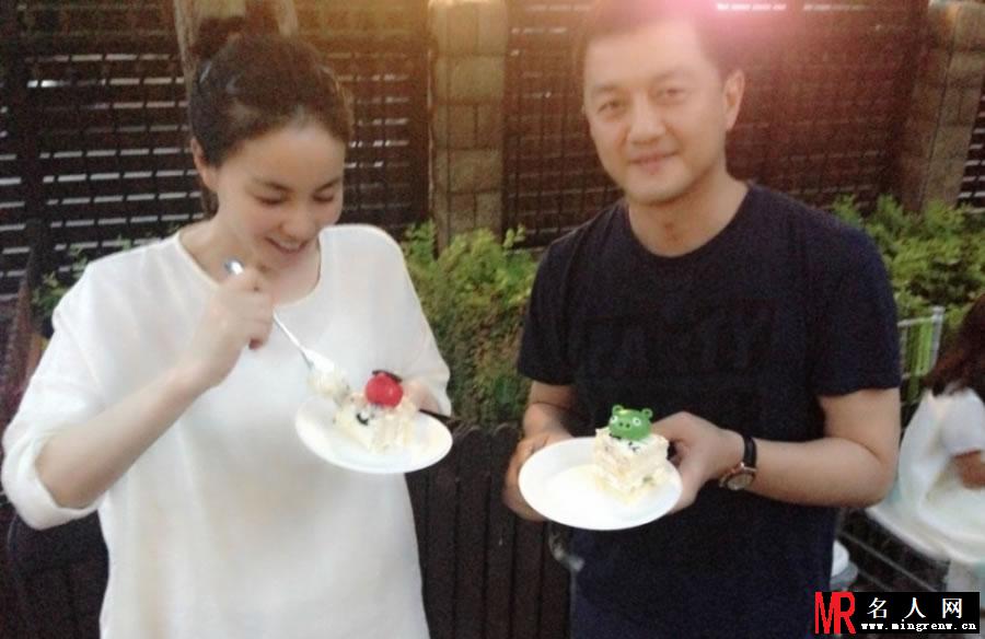 王菲李亚鹏相聚 为爱女李嫣庆生(1)