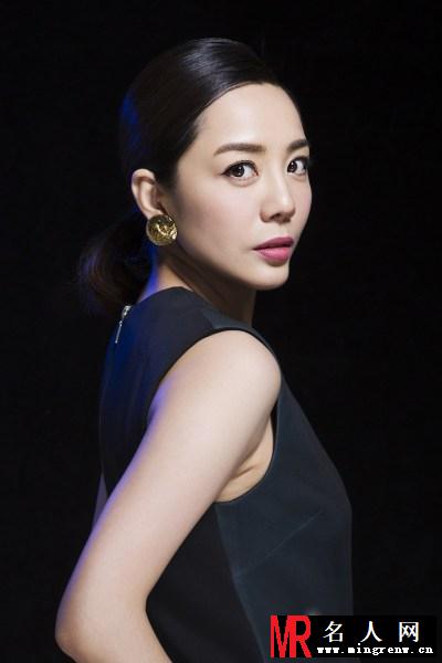杨紫嫣时尚写真曝光 红唇烈焰惹诱惑(1)