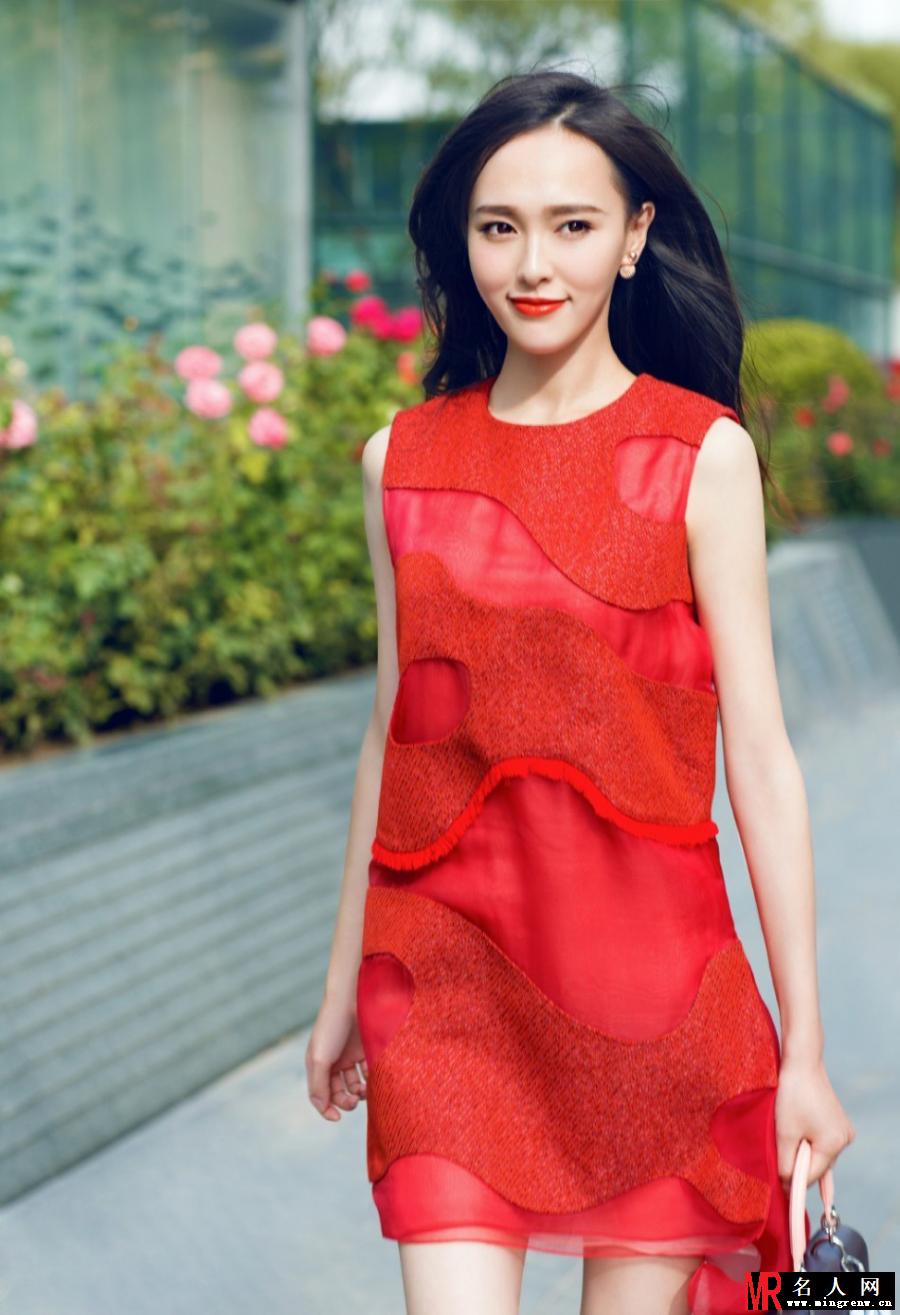 唐嫣甜美街拍 复古红唇妩媚动人(1)