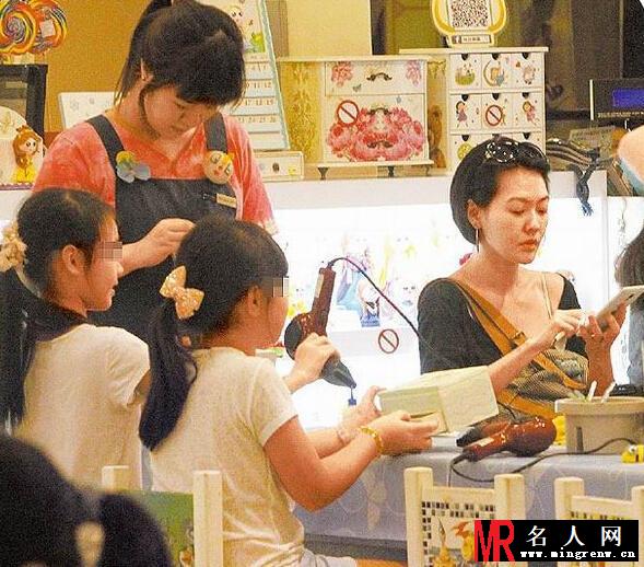 大小S带娃家庭聚会 徐家三姐妹齐聚一堂(1)