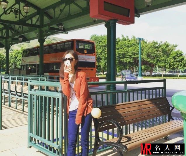 王思聪新女友曝光 嘟嘴卖萌秀美腿(1)