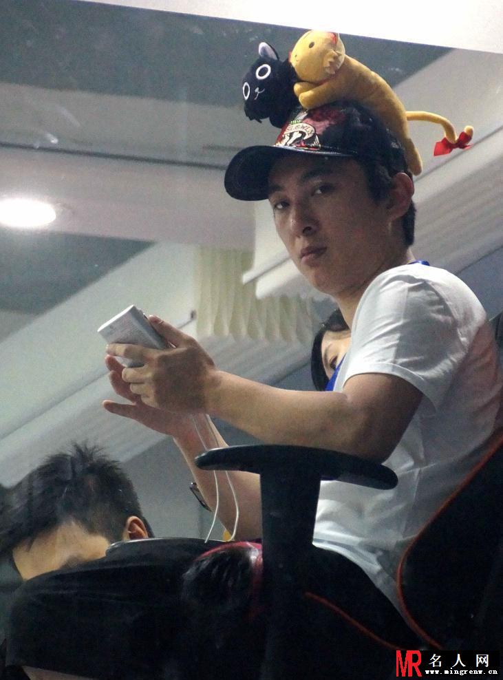 霸道总裁也卖萌！王思聪头顶玩偶现身(1)