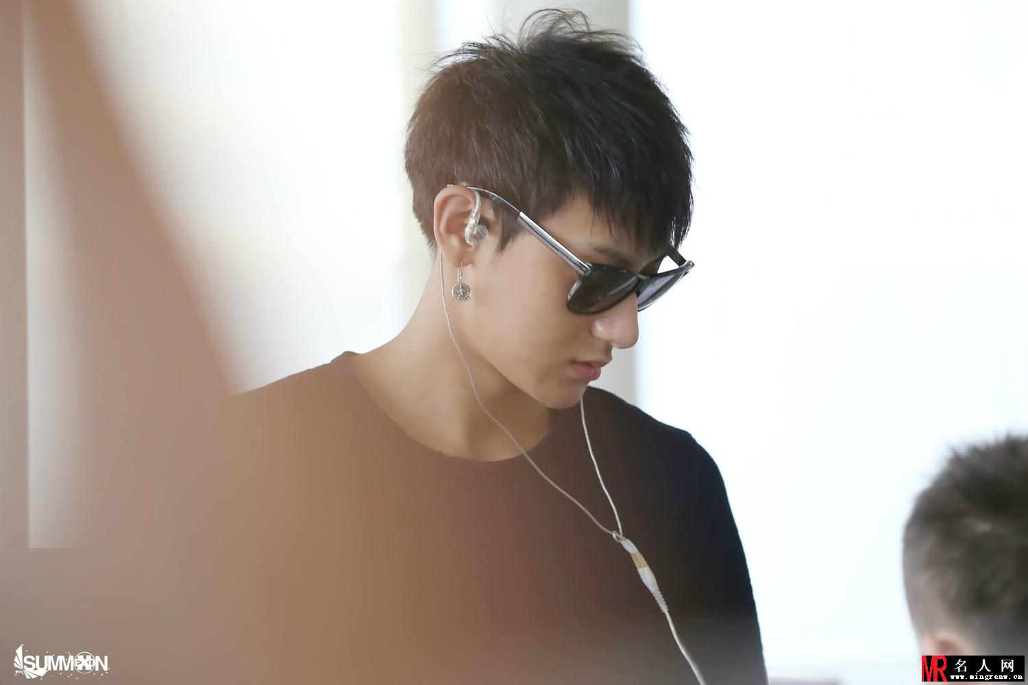 2014年8月EXO西安飞韩国机场时尚帅气写真黄子韬图片写真(1)