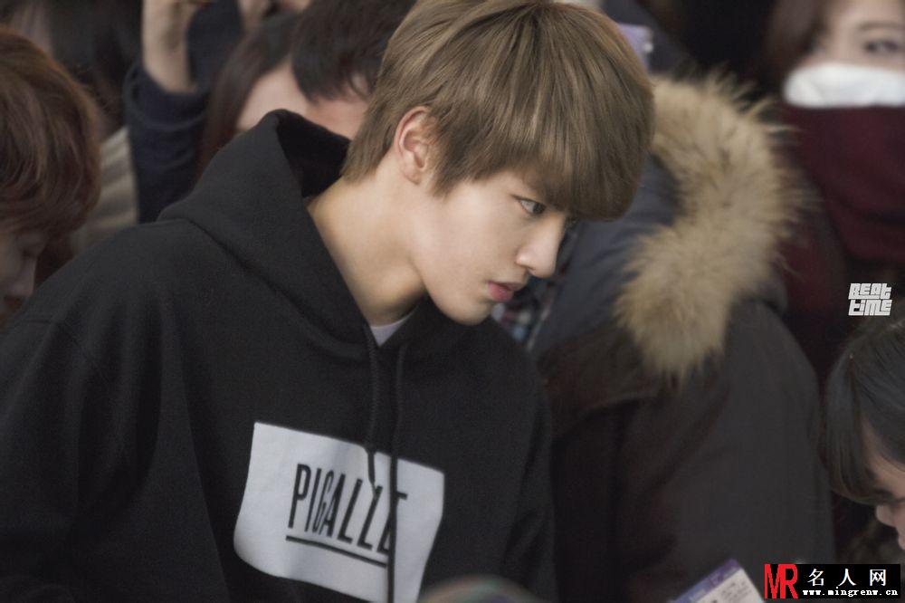 2013年12月EXO仁川飞北京机场写真吴亦凡图片亲和力十足(1)