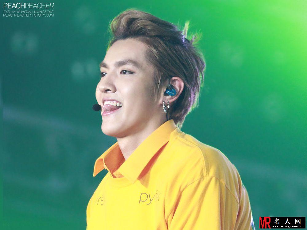 吴亦凡2013年现身韩国SM WEEK活动 黄色活动衫阳光帅气(1)
