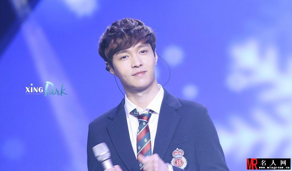 EXO张艺兴2014年帅气亮相湖北卫视春晚现场粉丝尖叫(1)