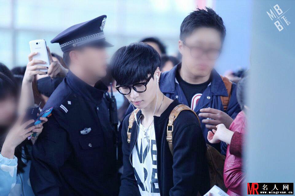EXO张艺兴2014年4月北京飞南京 机场帅气亮相(1)