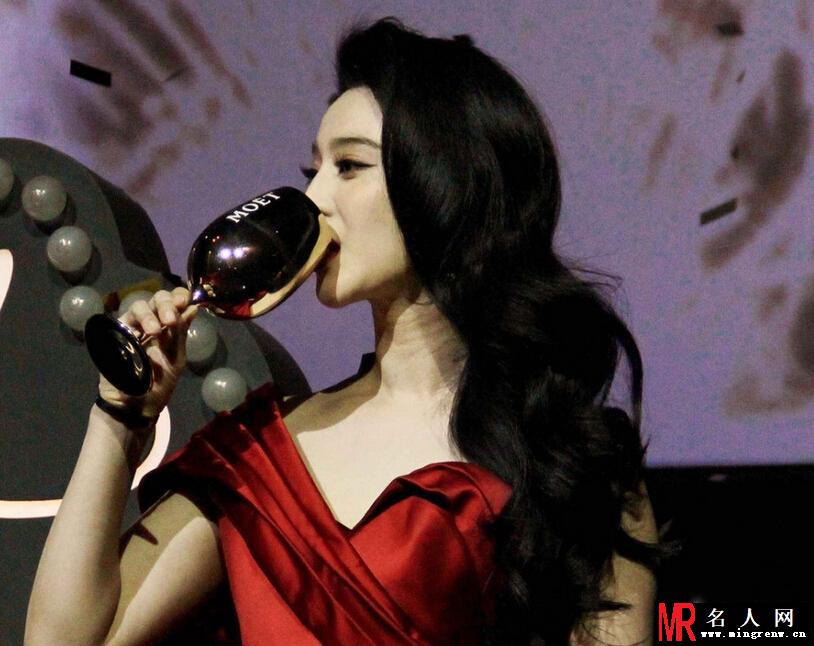 范冰冰红裙妩媚亮相 举杯豪饮霸气十足(1)