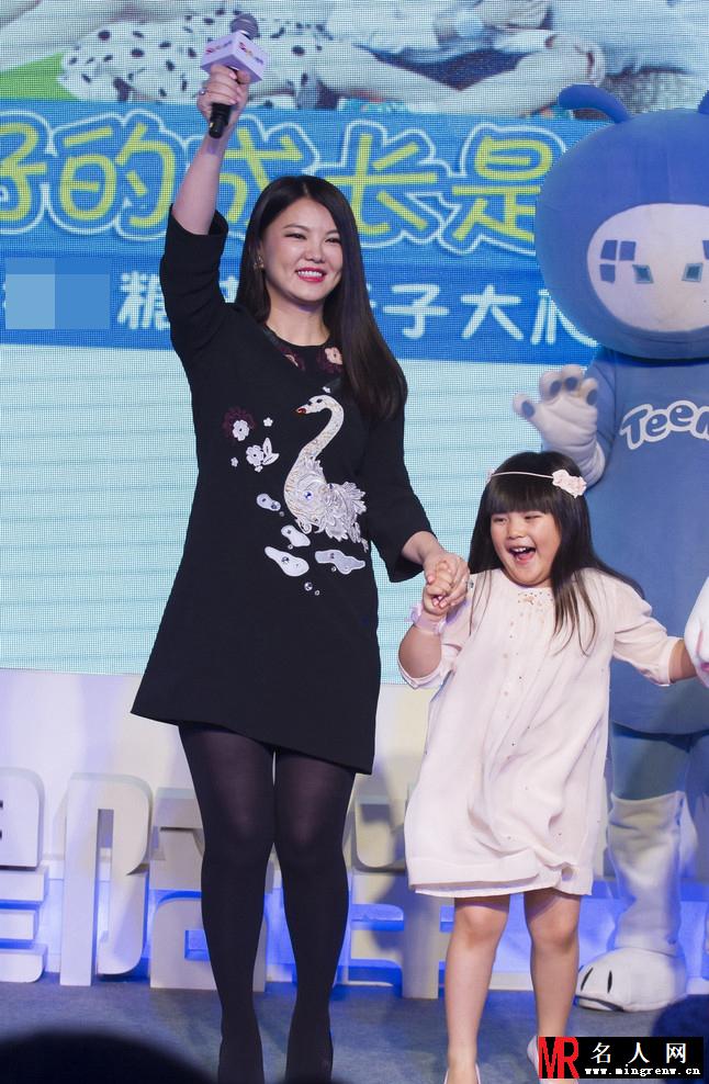 李湘携女王诗龄亮相 母女圆滚滚富态十足(1)