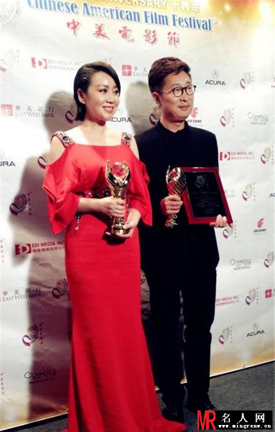 中美电影节颁奖礼 闫妮红裙亮相优雅动人(1)