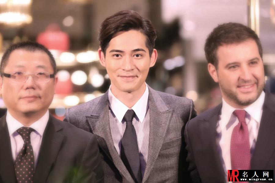 周渝民儒雅西服造型现身 笑容腼腆直勾小心脏(1)
