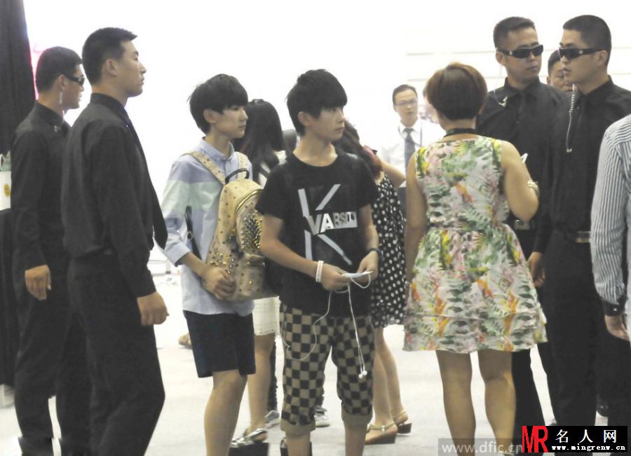 TFBOYS潮装现身 背书包戴口罩显乖巧(1)
