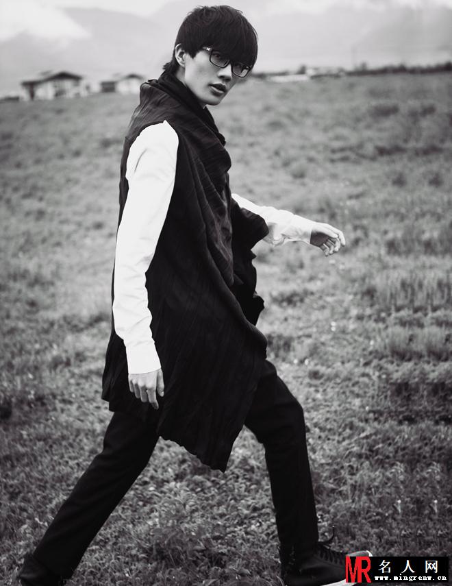 许嵩最新写真 徜徉草原显随性(1)