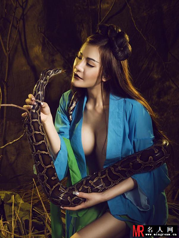 嫩模张心儿蛇精写真 豪乳出镜被蛇咬伤(1)