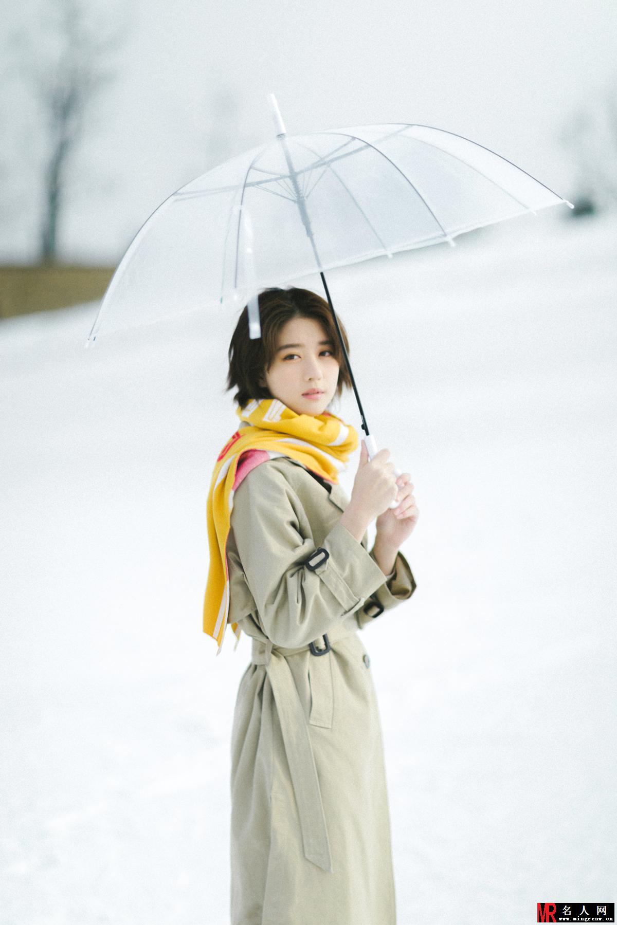 李凯馨撑伞漫步雪景中 清新文艺宛如《情书》(1)