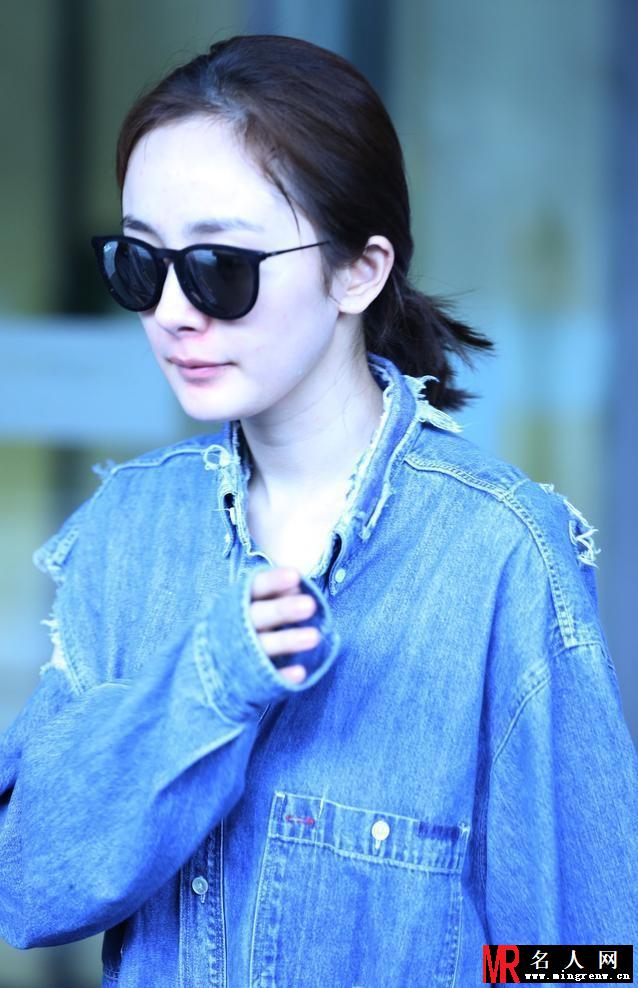 杨幂清早开工不断擦拭红鼻子似感冒(1)