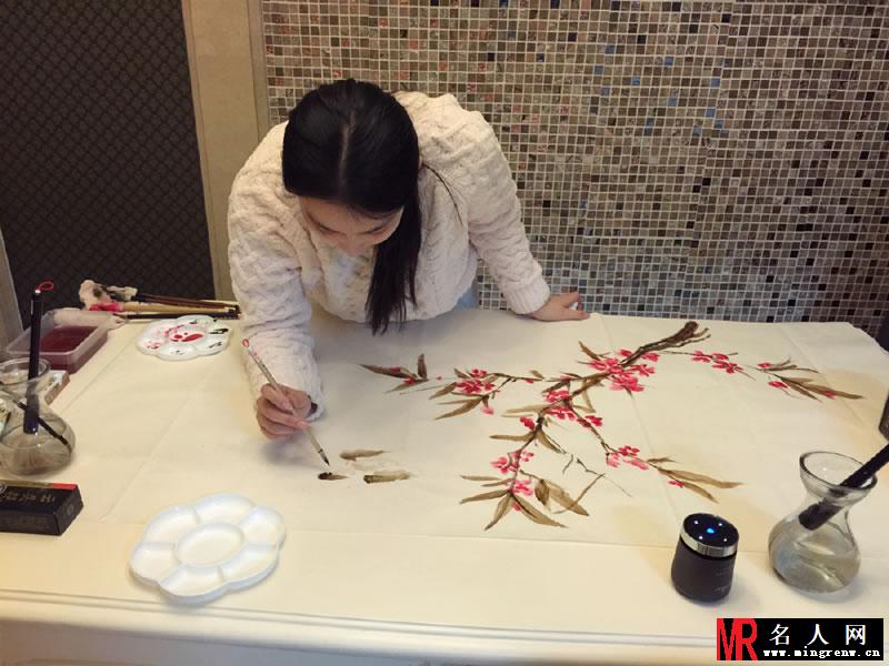 张馨予曝画国画全过程 安静文艺贤惠而有才华(1)