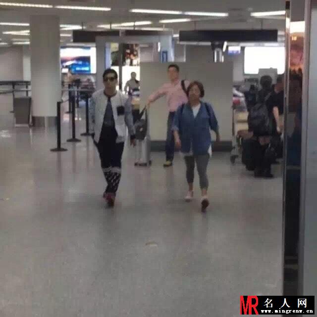 周杰伦抵达上海第四季《中国好声音》拍摄宣传片(1)