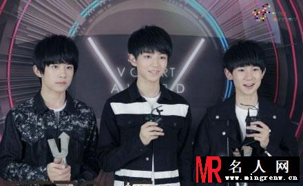 TFBOYS获得奖项 倾情演唱并与王力宏合照(1)