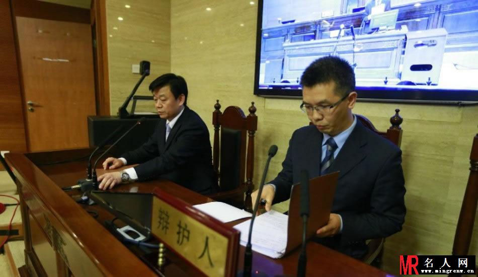 张默庭审照片曝光 红衣现身表情不屑(1)