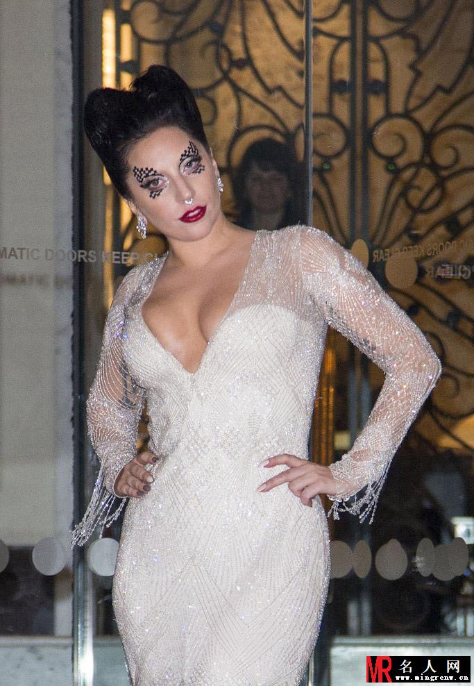 Lady Gaga爆乳出境 奇葩妆容成功博眼球(1)