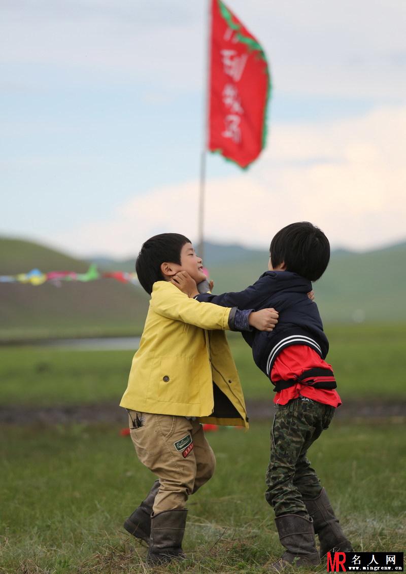 爸爸2多多贝儿席地而坐 获封草原小姐妹(1)