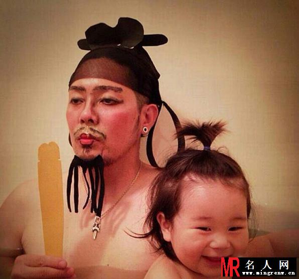 日本逗比父女雷人洗澡自拍 不能好好的洗澡了(1)