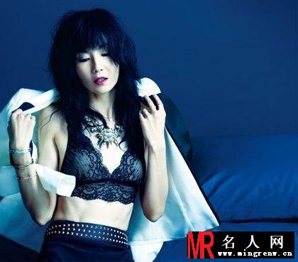 张曼玉性感登杂志 自信慵懒展骨感美(1)