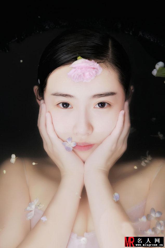 张辛苑水下空灵写真 素颜出镜浪漫唯美(1)