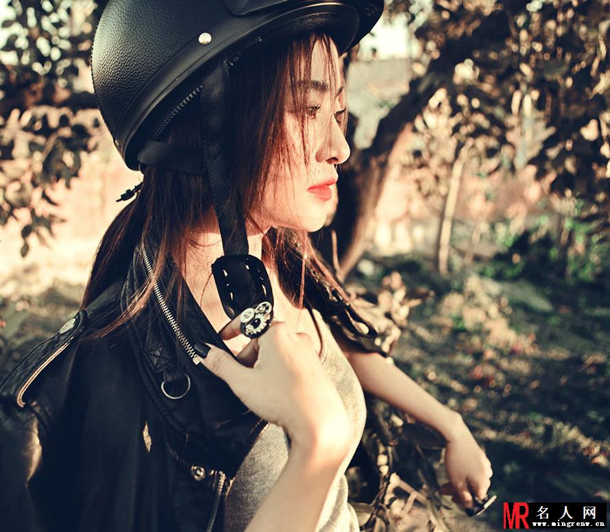 李晟曝冷艳写真 化身重金属女孩(1)