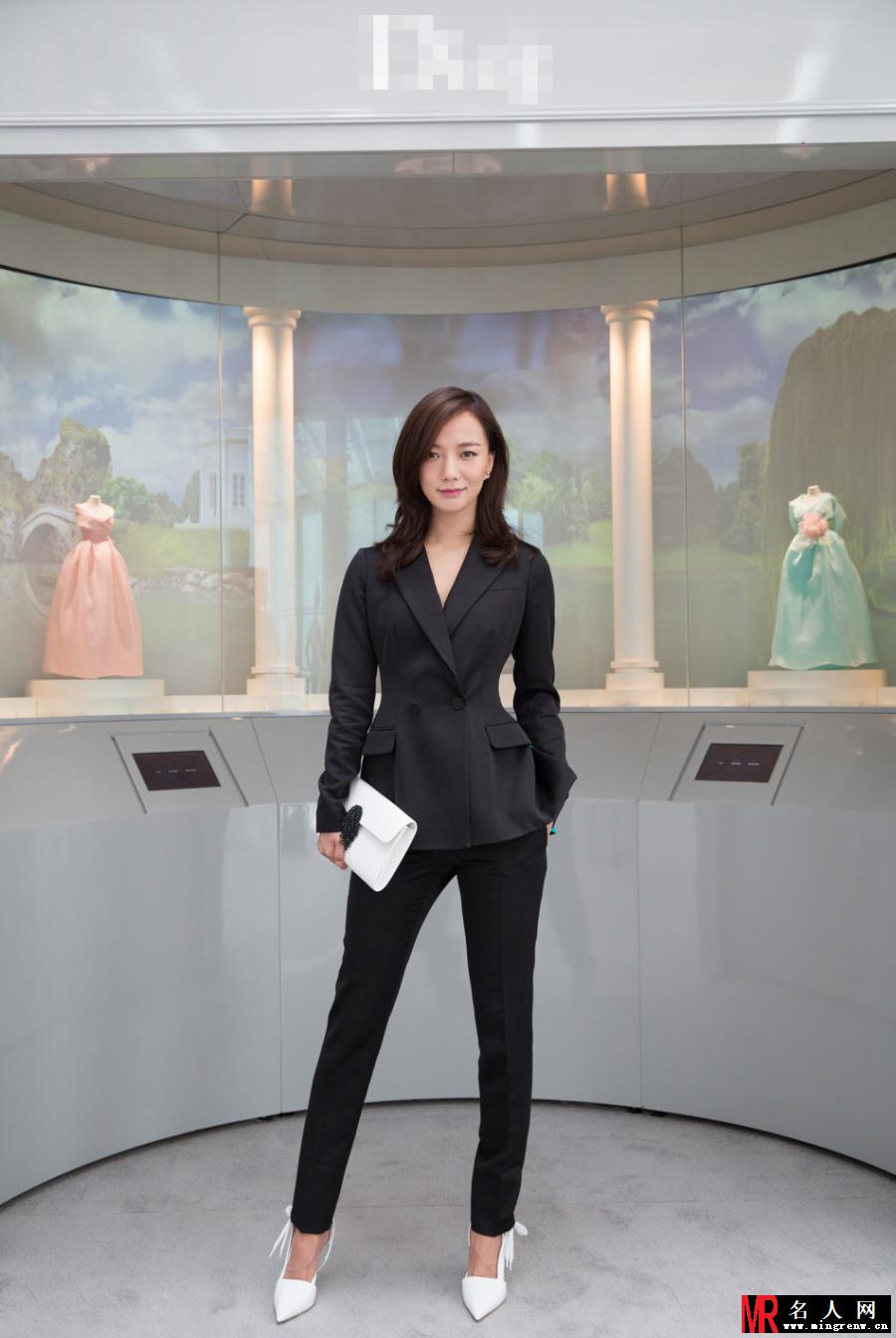 王珞丹现身品牌巡展 黑色西服显帅气(1)
