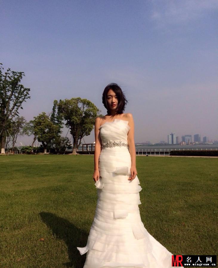 周冬雨曝婚纱照 邻家女孩一秒变女神(1)