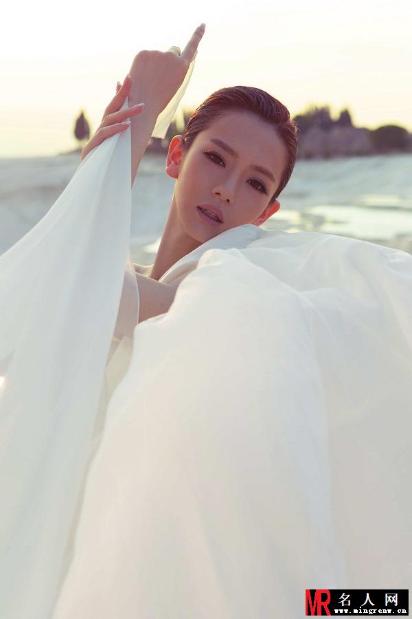 戚薇白纱飘逸似仙子 淡然从容问鼎冠军(1)