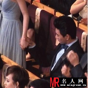 刘诗诗吴奇隆一年前亲密牵手照曝光(1)