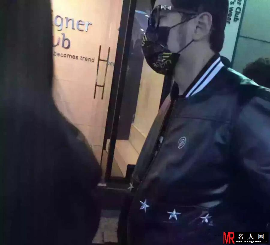 周杰伦陪昆凌韩国扫货 牵手似初恋情侣(1)