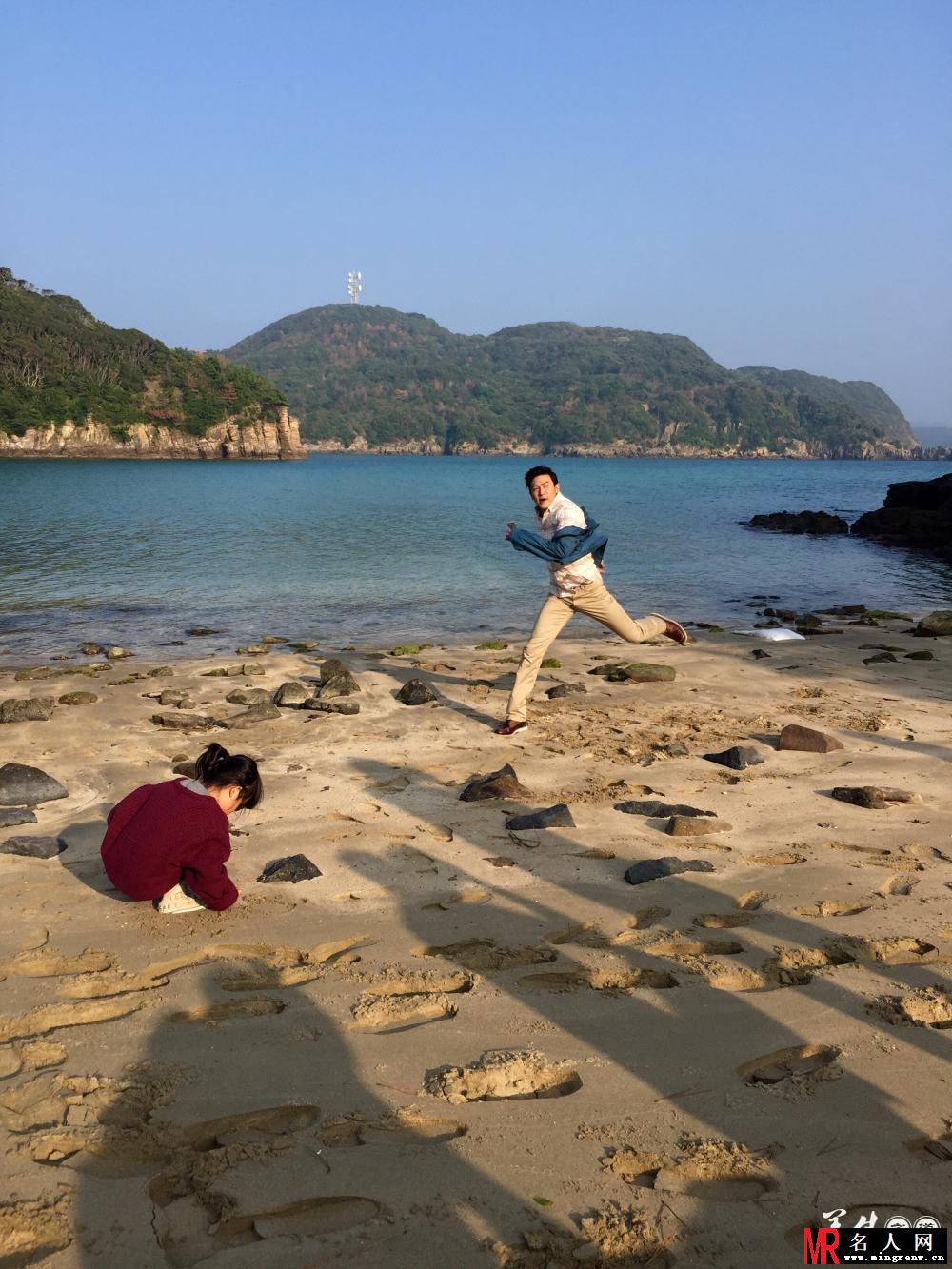 陆毅带两女儿郊游 贝儿迷你贝开心玩沙(1)