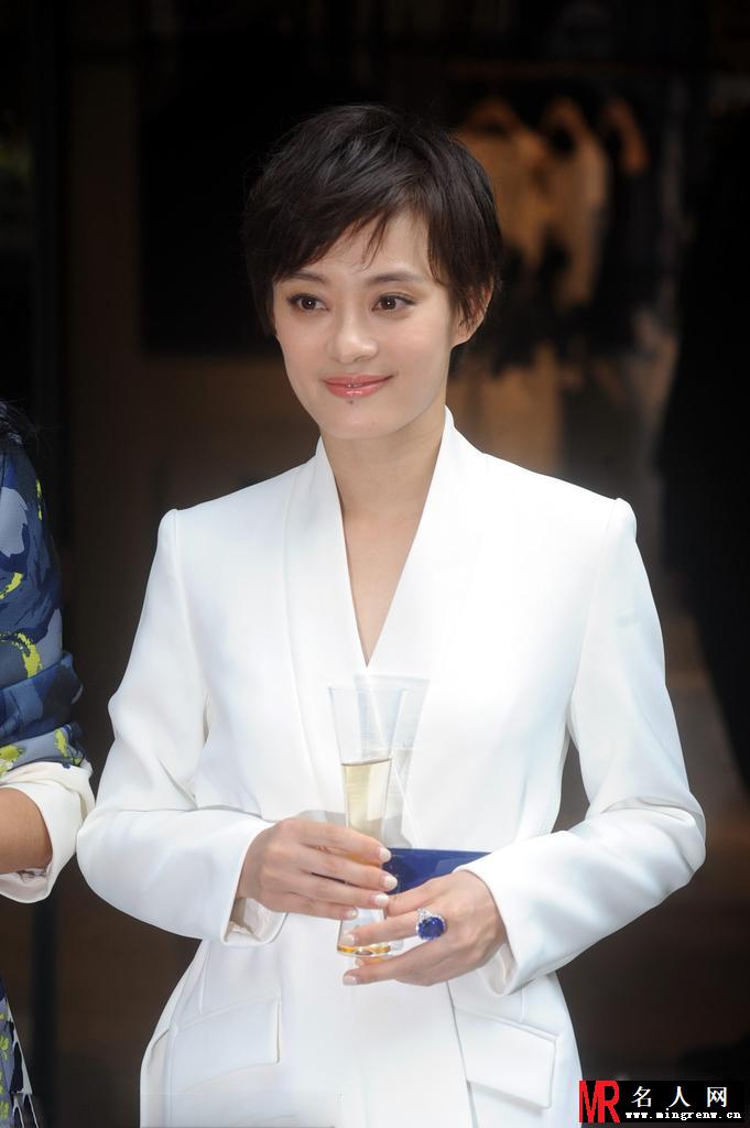 孙俪穿白西装现身上海 OL范似女总裁(1)