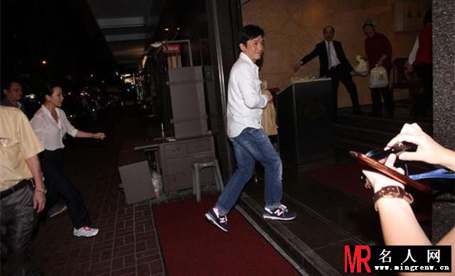 刘嘉玲梁朝伟休闲装亮相 穿运动鞋显潇洒(1)