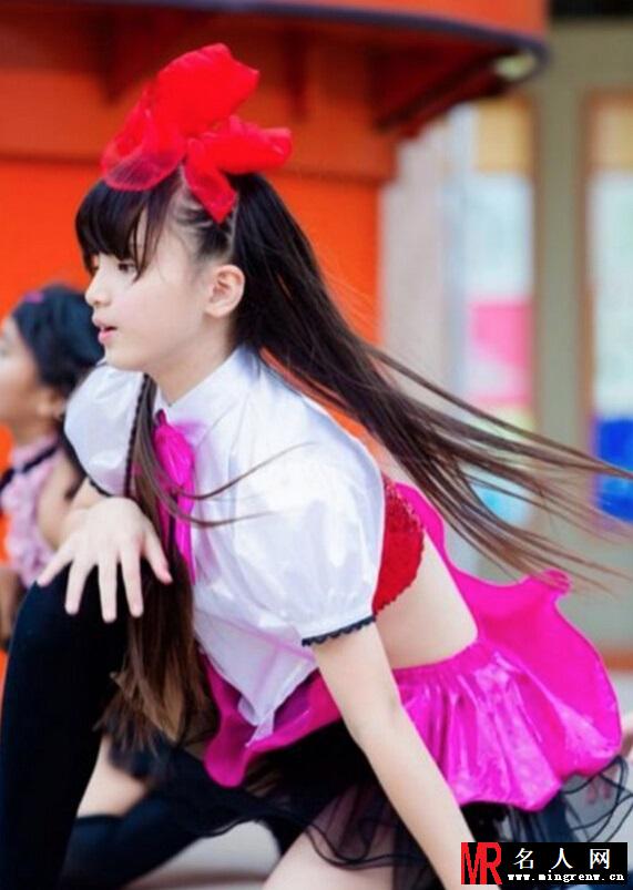 日本小学生女团走红 走成熟性感风遭吐槽(1)