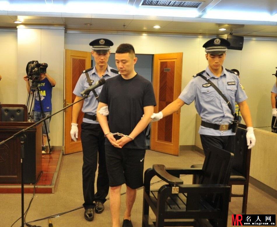 张博容留张博吸毒案将开庭 被提押至法院(1)