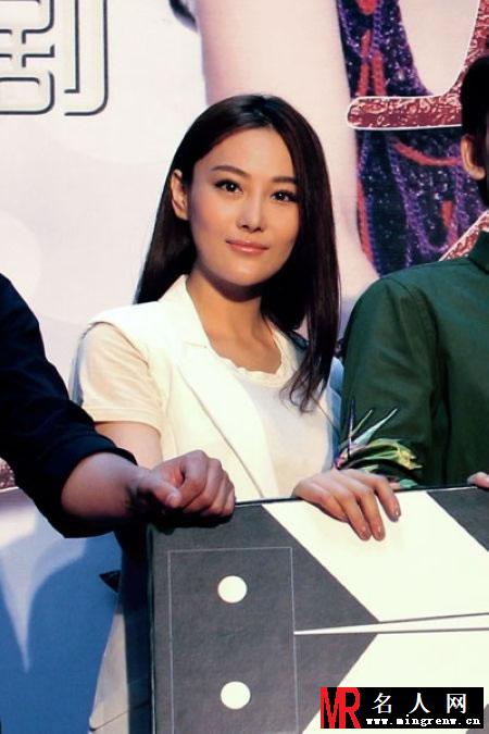 2013年张馨予担任郭德纲《裸爱》女主角 OL装干练成熟(1)