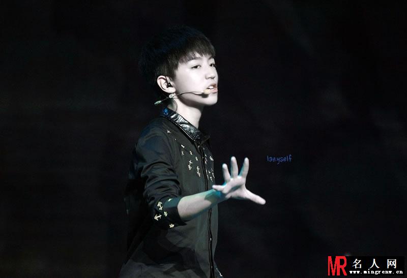 TFBOYS腾讯V视界 王俊凯黑色长衫帅气十足(1)
