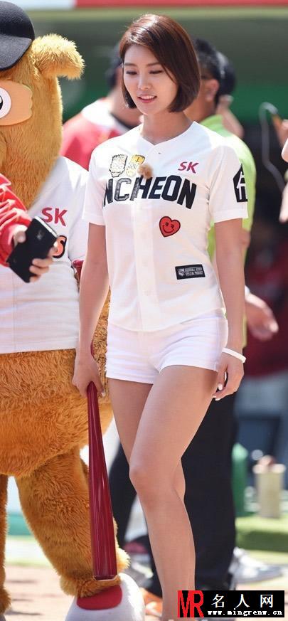 韩国女主播相聚棒球场斗艳 为了吸睛拼了！(1)