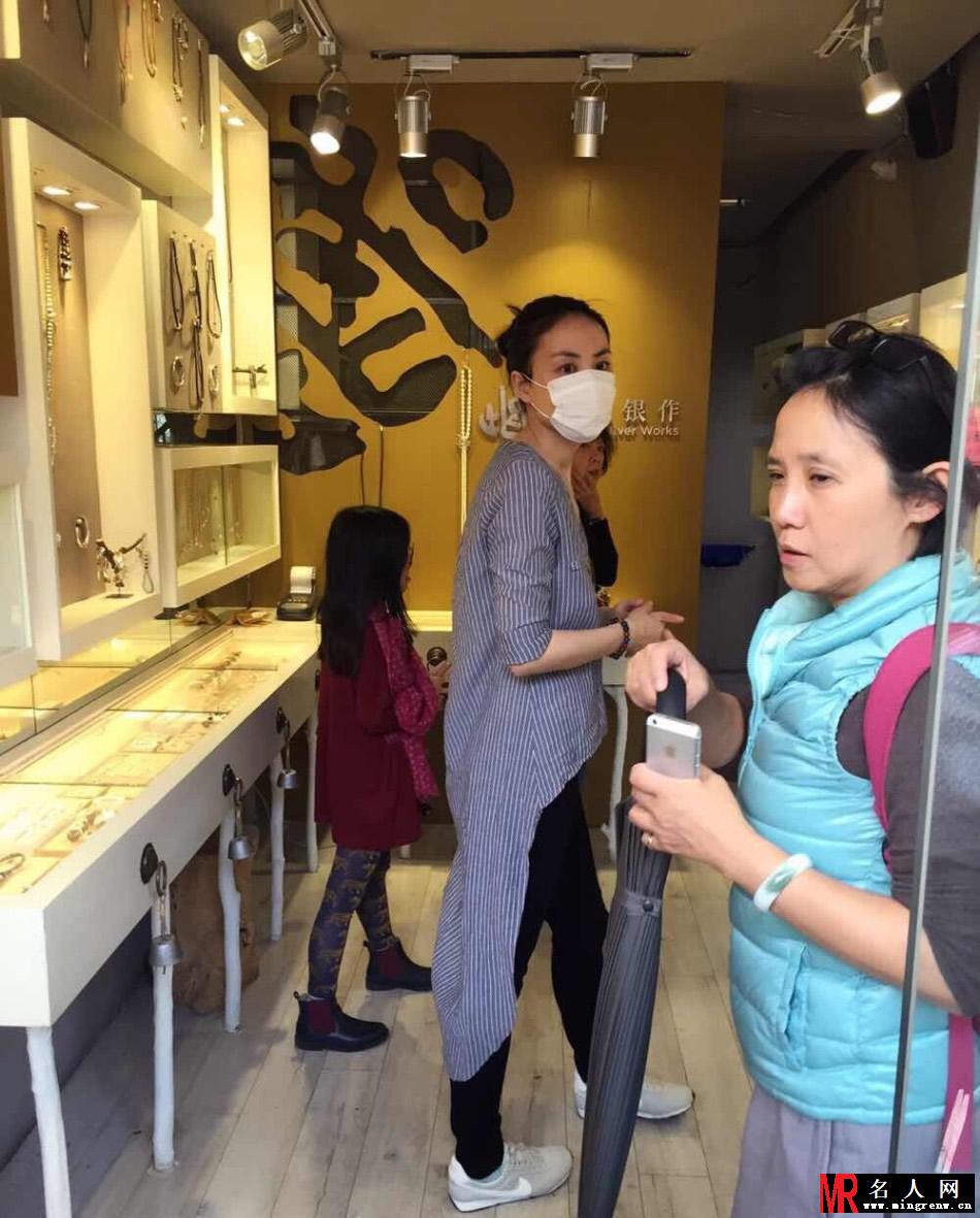 天后王菲携女儿李嫣出游 遭路人疯狂拍摄(1)
