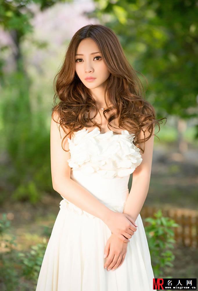 柳岩夏日清凉写真 低胸长裙雪乳若隐若现(1)