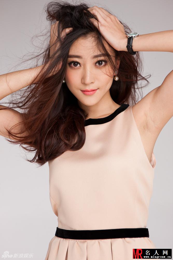 李婳甜美写真曝光 飘逸长发尽显随性(1)
