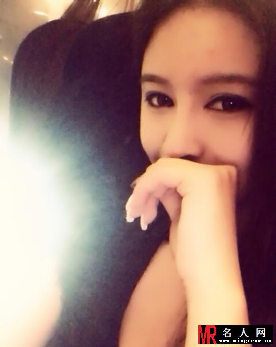 谢雨欣女儿近照曝光 袒胸露乳性感十足(1)