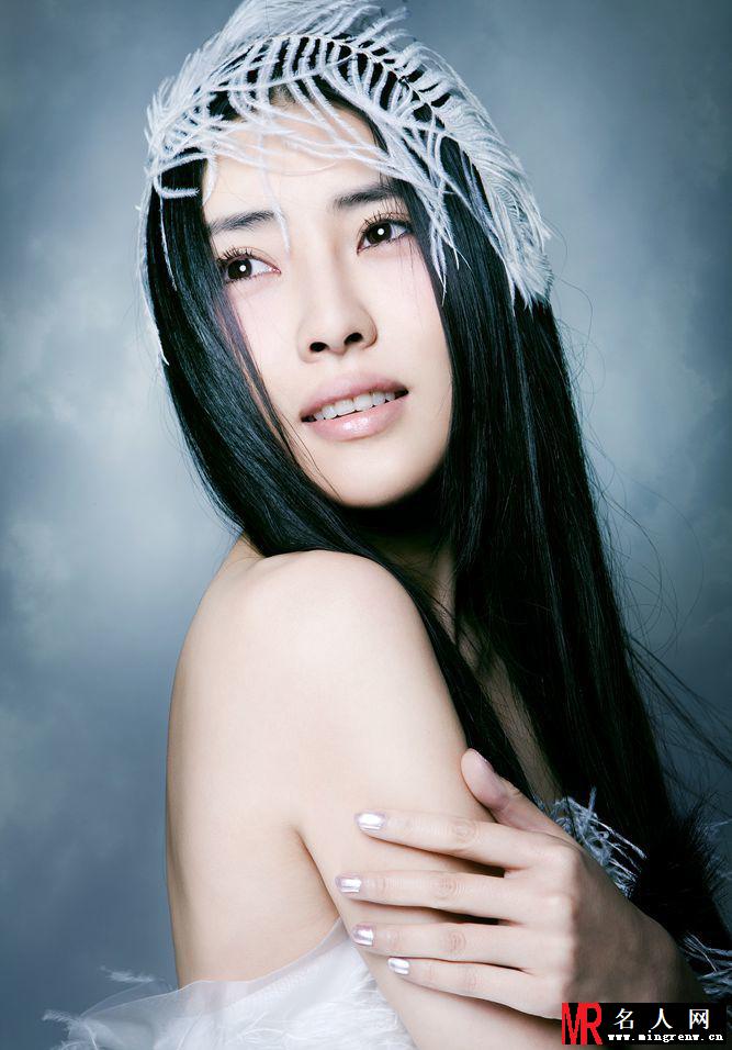 黎一萱冷艳写真 长发飘飘尽显美感(1)