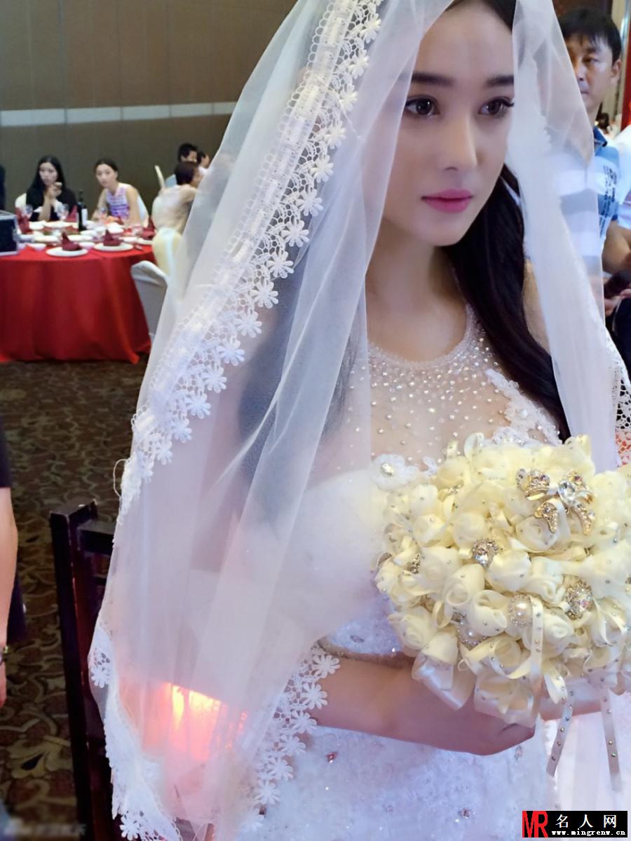 张馨予化身娇羞新娘 傲人上围十分抢镜(1)