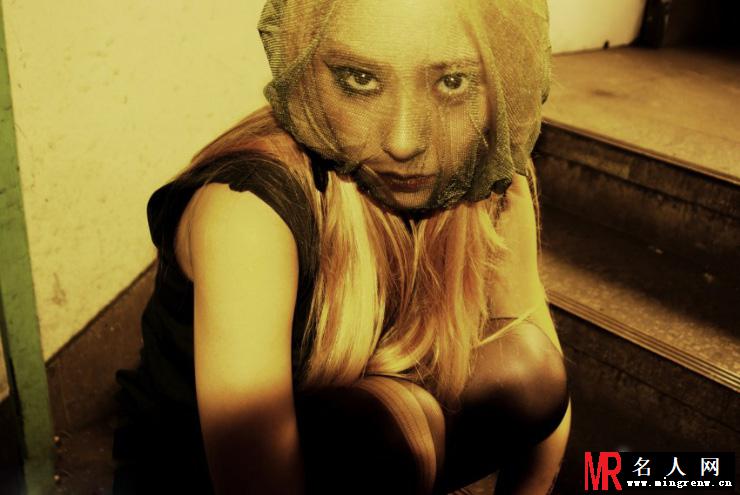韩团f(x)Krystal暗黑写真 半面妆惊悚鬼魅(1)